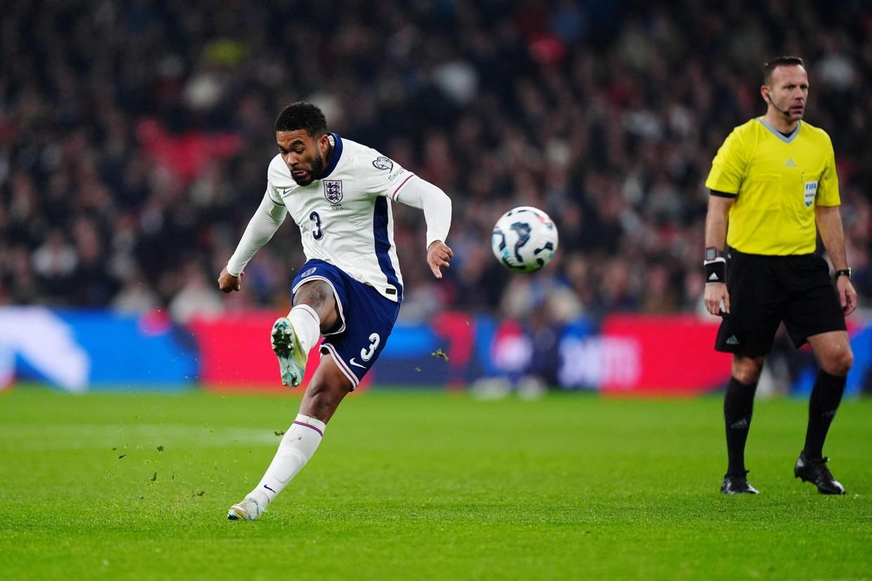 乐鱼体育中国官网出色防守引爆全场！，詹姆斯意外战胜皇家马德里观众掌声雷动(詹姆斯打比赛)