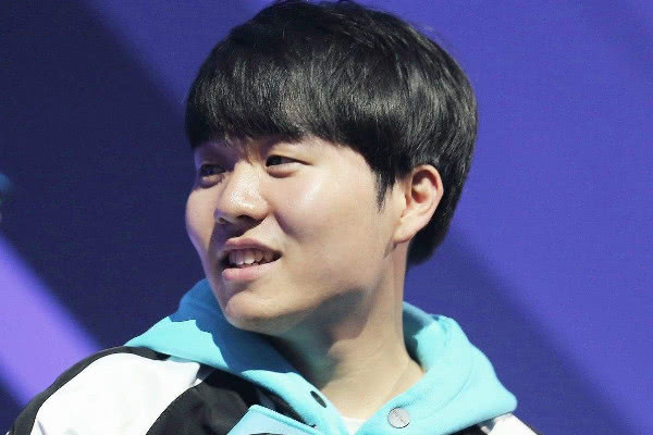 乐鱼体育官方入口包含Rookie意外战胜老鹰，险胜引爆全场！气势如虹延续的词条